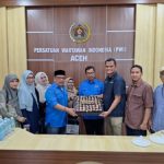Manajemen PT SBA diwakili Head of Media Faraby Azwani menyerahkan kue HPN 2024 dan HUT ke-78 PWI kepada Ketua PWI Aceh Nasir Nurdin di Kantor PWI Aceh, Simpang Lima, Banda Aceh, Jumat, 9 Februari 2024
