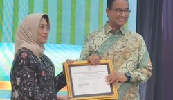 Calon Presiden nomor urut 1 Anies Baswedan menandatangani deklarasi kemerdekaan pers dan menyerahkan kepada Ketua Dewan Pers Ninik Rahayu di Gedung Dewan Pers, Jakarta Pusat pada Sabtu malam (10/2)