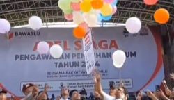 Pelepasan balon pada apel siaga pengawasan Pemilu 2024 yang berlangsung di Taman Bustanus Salatin atau Taman Sari Banda Aceh, Ahad (11/2)