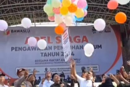 Pelepasan balon pada apel siaga pengawasan Pemilu 2024 yang berlangsung di Taman Bustanus Salatin atau Taman Sari Banda Aceh, Ahad (11/2)