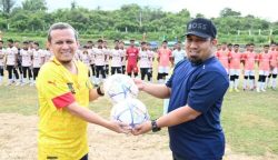 Pj Bupati Aceh Besar Muhammad Iswanto menyerahkan bola kaki kepada pimpinan Ponpes Tgk Chik Oemar Diyan Tgk Fakhruddin Lahmuddin saat pembukaan Turnamen Oemar Diyan Cup di lapangan bola kali Dayah Oemar Diyan, Gampong Krueng Lamkareung, Kecamatan Indrapuri, Ahad sore (11/2/2024).