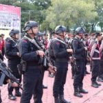 Kapolres Aceh Besar AKBP Dhani Catra Nugraha memimpin apel pergeseran Personel Pengamanan TPS Pemilu 2024 di lapangan upacara Polres Aceh Besar, Senin pagi (12/2)