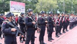 Kapolres Aceh Besar AKBP Dhani Catra Nugraha memimpin apel pergeseran Personel Pengamanan TPS Pemilu 2024 di lapangan upacara Polres Aceh Besar, Senin pagi (12/2)