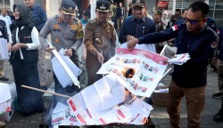 KIP Banda Aceh beserta Panwaslih dan Forkopimda memusnahkan 1.775 surat suara rusak dan sisa di halaman Gedung ITLC Banda Aceh, Selasa (13/2)