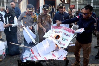 KIP Banda Aceh beserta Panwaslih dan Forkopimda memusnahkan 1.775 surat suara rusak dan sisa di halaman Gedung ITLC Banda Aceh, Selasa (13/2)
