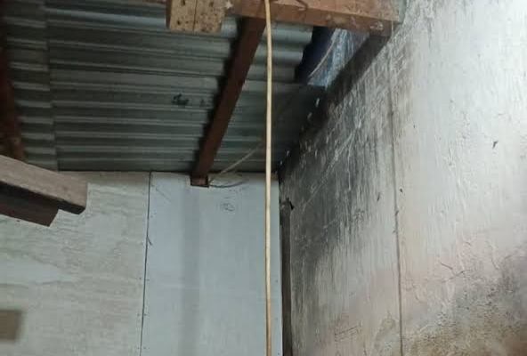 Lokasi ditemukan warga yang melakukan bunuh diri dengan kondisi leher terikat kabel listrik di sebuah rumah di Kecamatan Kuta Alam, Banda Aceh, Selasa (13/2)