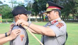 Kapolda Aceh Irjen Pol Achmad Kartiko menyematkan tanda siswa saat membuka pendidikan pembentukan Bintara (Diktukba) Polri Gelombang I Tahun 2024, di SPN Seulawah, Selasa (13/2)