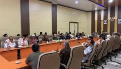 Pj Bupati Aceh Besar Muhammad Iswanto memimpin rapat yang dihadiri Sekda Aceh Besar Sulaimi, para Asisten Sekdakab, dan Kepala OPD di ruang rapat lantai III Kantor Bupati Aceh Besar, Kamis pagi (15/2)