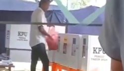 Sebuah video viral di media sosial memperlihatkan seorang pria diduga Caleg di Pidie Jaya tengah memasukkan sejumlah surat suara dari kantong plastik ke dalam kotak suara