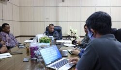 Kadis Sosial Aceh Muslem Yacob ketika memimpin rapat, Kamis (15/2), untuk menyiapkan tahapan pembahasan rancangan Qanun tentang Hak-hak Penyandang Disabilitas di Aceh