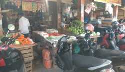 Pedagang sembako pasar tradisional di pasar pagi Keutapang, Kecamatan Darul Imarah, Aceh Besar, Kamis (15/2)