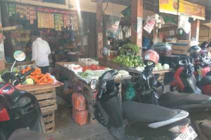 Pedagang sembako pasar tradisional di pasar pagi Keutapang, Kecamatan Darul Imarah, Aceh Besar, Kamis (15/2)