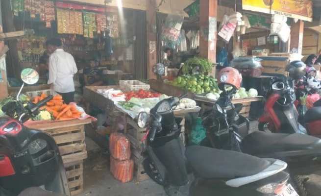 Pedagang sembako pasar tradisional di pasar pagi Keutapang, Kecamatan Darul Imarah, Aceh Besar, Kamis (15/2)