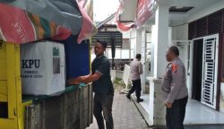 Usai pemilihan umum, sejumlah berkas ataupun surat suara di Banda Aceh mulai dikirim ke kecamatan, Kamis (15/2) yang dikawal ketat pihak kepolisian