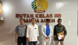 Jaksa Eksekutor Kejari Banda Aceh mengeksekusi penjara terhadap M Zaini Yusuf (pakai topi) ke Rutan Kelas II B Banda Aceh, di Kajhu, Jum'at (16/2). (Foto: Dok. Kejari Banda Aceh)