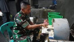 Pangdam IM Mayjen TNI Novi Helmy Prasetya menunjukkan kepeduliannya terhadap UMKM dengan meninjau langsung produksi keripik singkong di Desa Sukadamai, Kecamatan Lembah Seulawah, Saree, Aceh Besar, Ahad (18/2)