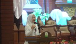 Pj Ketua Tim Penggerak PKK Aceh Ayu Candra Febiola Nazuar, saat membuka sekolah keluarga samara angkatan 2 di Anjong Mon Mata, Banda Aceh, Sabtu malam (17/2)