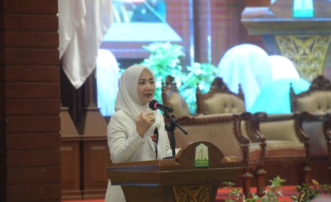 Pj Ketua Tim Penggerak PKK Aceh Ayu Candra Febiola Nazuar, saat membuka sekolah keluarga samara angkatan 2 di Anjong Mon Mata, Banda Aceh, Sabtu malam (17/2)