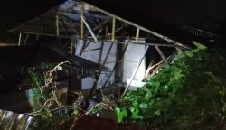 Tiga rumah warga di Desa Takengon Barat, Kecamatan Lut Tawar, Aceh Tengah mengalami kerusakan berat akibat terjadinya longsor