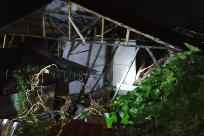 Tiga rumah warga di Desa Takengon Barat, Kecamatan Lut Tawar, Aceh Tengah mengalami kerusakan berat akibat terjadinya longsor