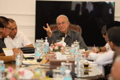 Wali Nanggroe Aceh Malik Mahmud Al Haythar berbicara dalam pertemuan dengan perwakilan rektor universitas se-Aceh, Senin (19/2) di Meuligoe Wali Nanggroe, Aceh Besar