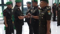 Danrem 012/Teuku Umar Kolonel Inf Deni Gunawan memimpin Serah Terima Jabatan Dandim 0110/Abdya dari Letkol Inf Roqich Hariadi kepada Letkol Inf Beni Maradona, di aula Yudha Makodim Abdya, Selasa (20/2)
