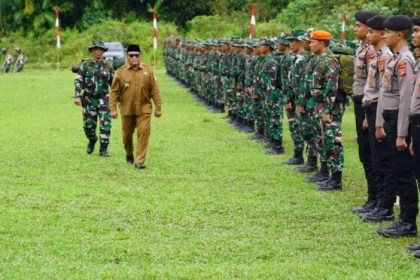 Pj Bupati Pidie Wahyudi Adisiswanto membuka program TMMD ke-119 tahun 2024 di lapangan bola kaki Desa Beungga, Kecamatan Tangse, Pidie. Selasa (20/2)