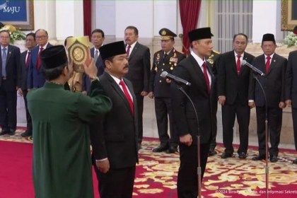 Presiden Jokowi resmi melantik Agus Harimurti Yudhoyono (AHY) sebagai Menteri ATR/BPN di Istana Negara, Rabu (21/2)