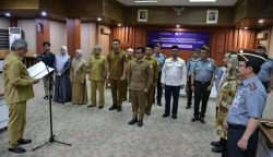 Sekda Aceh Bustami Hamzah mengukuhkan Kelompok Kerja Gugus Tugas Daerah Bisnis dan HAM Aceh di Gedung Serbaguna Setda Aceh, Senin (26/2)