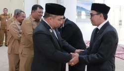 Pj. Bupati Muhammad Iswanto menyalami pejabat administrator di lingkungan Pemkab Aceh Besar yang dilantik di Meuligoe Bupati Aceh Besar, Kota Jantho, Selasa (27/2/2024)