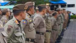 Personel Satpol PP-WH Kota Banda Aceh saat mengikuti apel