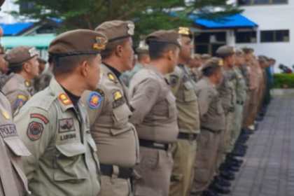 Personel Satpol PP-WH Kota Banda Aceh saat mengikuti apel