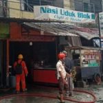 Dua unit toko terbakar di Jalan Teuku Nyak Arief, Gampong Prada, Banda Aceh, Selasa (27/2)