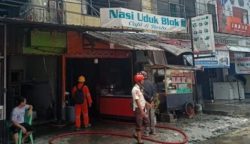 Dua unit toko terbakar di Jalan Teuku Nyak Arief, Gampong Prada, Banda Aceh, Selasa (27/2)
