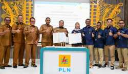 Pj Bupati Aceh Besar, Muhammad Iswanto bersama Manajer PLN UP3 Banda Aceh, Eka Rahma Daniati menandatangani Perjanjian Kerja Sama dengan PLN UP3 di Kantor PLN UP3, Merduati, Banda Aceh, Selasa (27/2/2024)