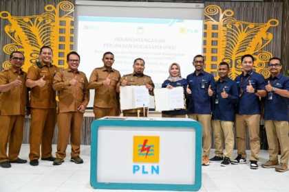 Pj Bupati Aceh Besar, Muhammad Iswanto bersama Manajer PLN UP3 Banda Aceh, Eka Rahma Daniati menandatangani Perjanjian Kerja Sama dengan PLN UP3 di Kantor PLN UP3, Merduati, Banda Aceh, Selasa (27/2/2024)