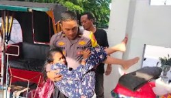 Aksi heroik salah satu personel Polres Aceh Tamiang, Ipda Indra yang membantu korban laka lantas dengan menggunakan becak, menuai pujian