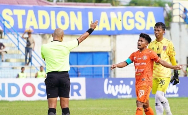 Kapten tim Persiraja Andik Vermansah tampak memprotes keputusan wasit Cahya Sugandi pada laga Persiraja vs Malut United di Stadion Langsa, Selasa sore (5/3)