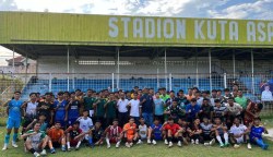 Pengurus Asprov PSSI Aceh, tim seleksi dan para pemain Aceh hasil seleksi lanjutan foto bersama di Stadion Kuta Asan, Sigli, 6 Maret 2024. (Foto: Dok. HumasPSSI Aceh)