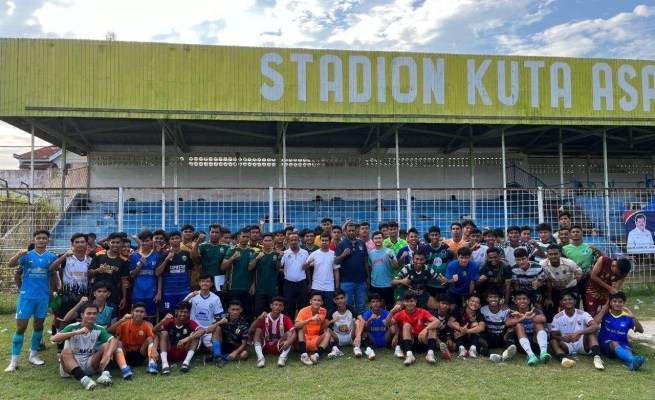 Pengurus Asprov PSSI Aceh, tim seleksi dan para pemain Aceh hasil seleksi lanjutan foto bersama di Stadion Kuta Asan, Sigli, 6 Maret 2024. (Foto: Dok. HumasPSSI Aceh)