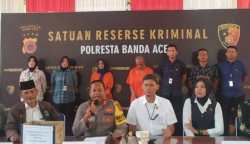 Wakapolresta Banda Aceh AKBP Satya Yudha Prakasa didampingi Ketua MPU Banda Aceh Damanhuri memberikan keterangan pengungkapan pasutri memaksa dua anaknya mengemis untuk beli sabu, pada konferensi pers di Mapolresta Banda Aceh, Kamis (29/2)