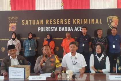 Wakapolresta Banda Aceh AKBP Satya Yudha Prakasa didampingi Ketua MPU Banda Aceh Damanhuri memberikan keterangan pengungkapan pasutri memaksa dua anaknya mengemis untuk beli sabu, pada konferensi pers di Mapolresta Banda Aceh, Kamis (29/2)