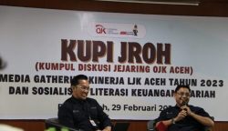 Kepala OJK Aceh Yusri didampingi Kepala Bagian Pengawasan Robby Satya Andhika pada acara media gathering kinerja LJK Aceh tahun 2023 dan sosialisasi literasi keuangan syariah di Kantor OJK Aceh, Kamis (29/2)
