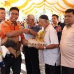 Kajari Aceh Besar Basril G SH MH didampingi Sekda Aceh Besar Sulaimi menyerahkan secara simbolis belanjaan sembako kepada warga pada gelaran Pasar Murah Pemkab Aceh Besar kerja sama dengan Perum Bulog Aceh, Kejari Aceh Besar, di halaman Kejari Aceh Besar, Jantho, Jumat (1/3) | INFOACEH.net Kajari Aceh Besar Basril G SH MH didampingi Sekda Aceh Besar Sulaimi menyerahkan secara simbolis belanjaan sembako kepada warga pada gelaran Pasar Murah Pemkab Aceh Besar kerja sama dengan Perum Bulog Aceh, Kejari Aceh Besar, di halaman Kejari Aceh Besar, Jantho, Jumat (1/3)