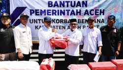 Kadis Sosial Aceh Dr Muslem Yacob SAg MPd menyerahkan 1 truk bantuan logistik buffer stock bencana yang diterima Asisten 1 Setdakab Aceh Barat, Teuku Samsul Alam