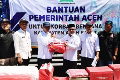 Kadis Sosial Aceh Dr Muslem Yacob SAg MPd menyerahkan 1 truk bantuan logistik buffer stock bencana yang diterima Asisten 1 Setdakab Aceh Barat, Teuku Samsul Alam