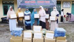 Menyambut datangnya bulan suci Ramadhan, Persatuan Istri Karyawan Bank Aceh Syariah (PIKABAS) menyalurkan paket sembako kepada masyarakat di sejumlah gampong