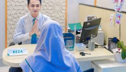 Customer Service BSI sedang melayani dan memberikan edukasi kepada nasabah