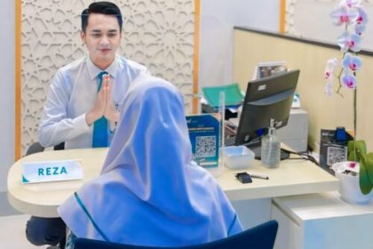 Customer Service BSI sedang melayani dan memberikan edukasi kepada nasabah
