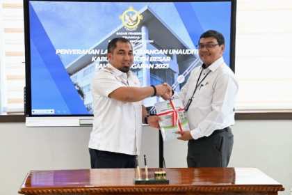 Pj Bupati Aceh Besar Muhammad Iswanto menyerahkan Laporan Keuangan Pemerintah Daerah Tahun 2023 di Kantor BPK Perwakilan Aceh, Rabu (6/3/2024)